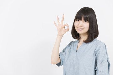 ポーズをする女性