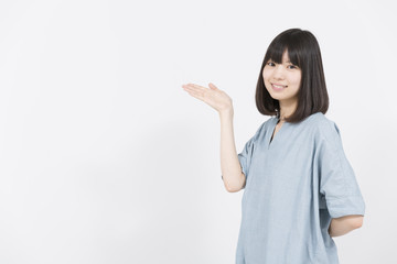 ポーズをする女性