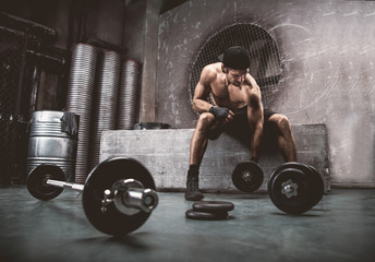 Obraz na płótnie Canvas Man training in a gym