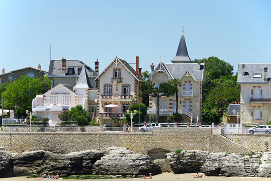 B&auml;derarchitektur an der Strandstra&szlig;e von Royan
