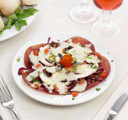 Bresaola con radicchio rosso e funghi