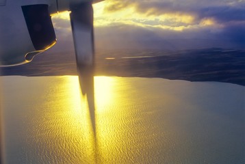 Luftbild/ Luftaufnahme: Sonnenuntergang/ Abendstimmung am See Lagarfljót, Propeller eines...