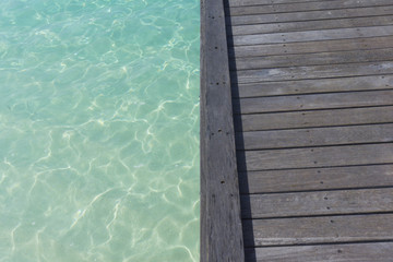 Obraz premium Wooden pier over clear blue sea