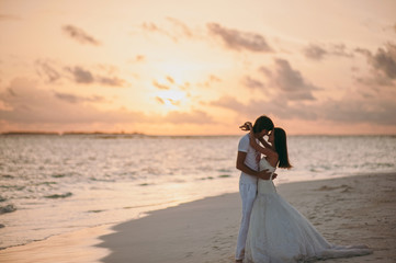 Fototapeta na wymiar Wedding couple on the beach