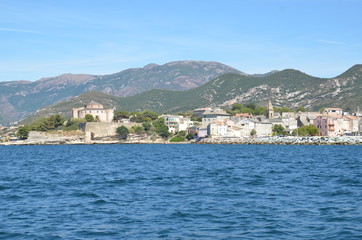 Fototapeta na wymiar Saint Florent vue de mer