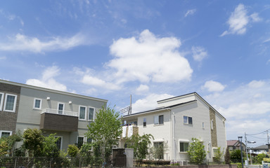 住宅街　イメージ　青空　街並み