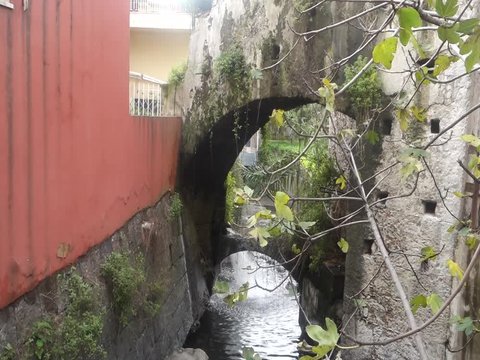 canale d'acqua in paese