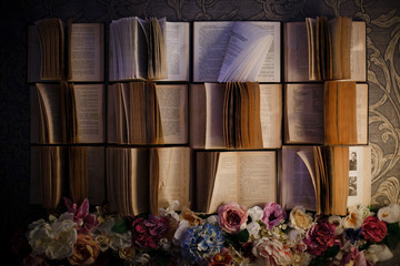 декоративная стенка из старых пожелтевших книг и цветов с ламповой подсветкой