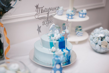 торт, букеты и кэнди-бар на фоне стены и воздушных шариков
