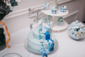 торт, букеты и кэнди-бар на фоне стены и воздушных шариков