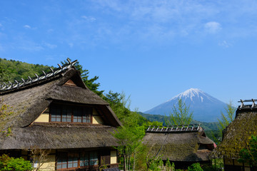 Fototapeta na wymiar 古民家と富士山