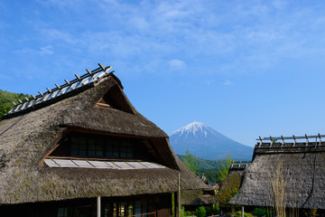 Fototapeta na wymiar 古民家と富士山