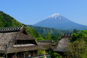 古民家と富士山
