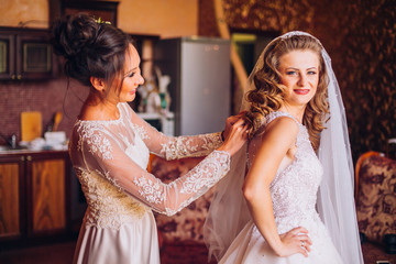 Naklejka premium Bridesmaids and bride preparing at room on wedding morning.