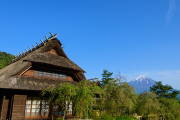 古民家と富士山