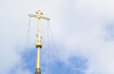 Obraz premium The golden cross on St. John the Baptist Church in Yaroslavl, Russia. 