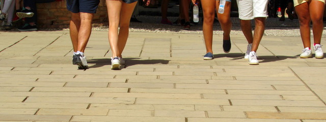 gruppi di persone a passeggio