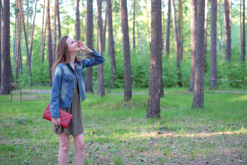 Naklejka premium Beautiful brunette young woman poses outdoors