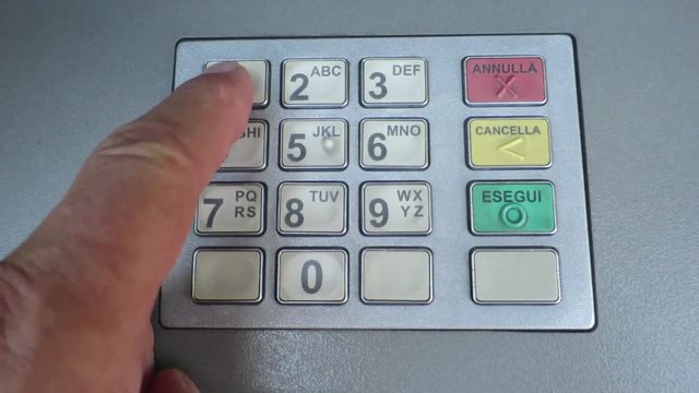 digitare numero segreto tastiera del bancomat 
