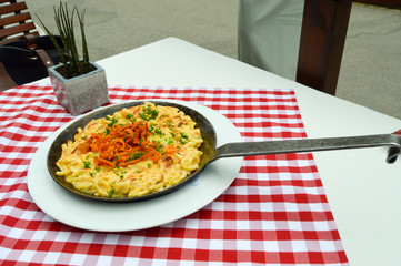 Pasta with cheese and fried onions