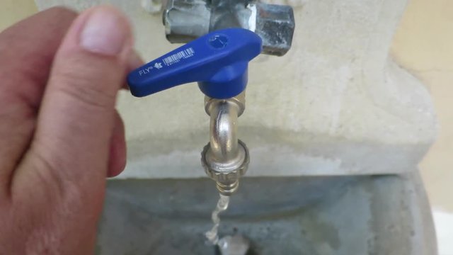 aprire il rubinetto della fontana per far scorrere l'acqua