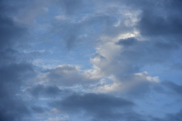 Fototapeta premium 青空と雲「空想・雲のモンスター（天空に浮かぶ顔のイメージ）」