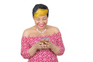  femme  heureuse entrain de taper un pesage texte sur son téléphone portable