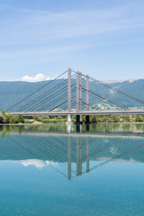 Die Brücke über das Wasser - Spiegelung durch das Bauwerk im Wasser 