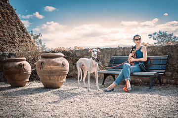 Donna a Spasso con i Cani Medioevo