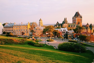 Fototapeta premium Zamek Frontenac w starym mieście Quebec w pięknym świetle wschodu słońca. Koncepcja podróży, wakacji, historii, pejzażu miejskiego, przyrody, lata, hoteli i architektury