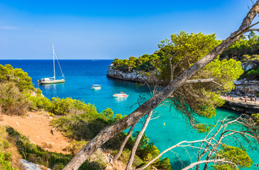 Idyllisch Bucht Boote Mittelmeer Küste Spanien Mallorca Cala Llombards
