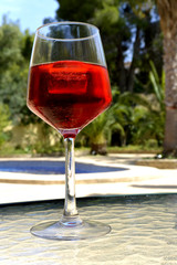 La copa de vino rosado con hielo