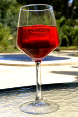 La copa de vino rosado con hielo