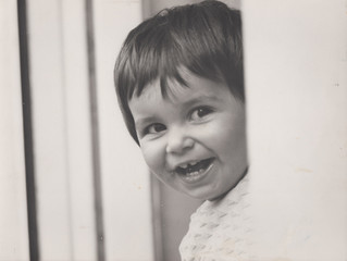 Bambina piccola sorridente da originale degli anni settanta