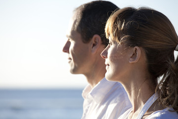 portrait d'un couple de profil au soleil © plprod
