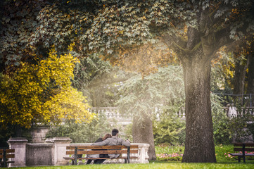 Fototapeta na wymiar Paris. An autumn day in the park in paris.