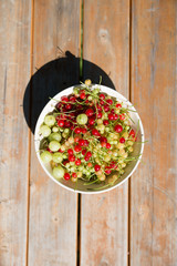 Beeren in Schüssel auf Tisch
