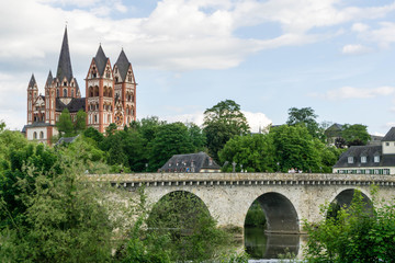 Fototapeta na wymiar St. Georg Dom in Limburg Hessen bei blauen Himmel mit wolken