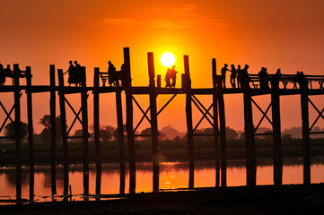 Silhouette of U bein bridge is the longest wooden bridge and Taungthaman lake at sunset Amarapura ,Mandalay, Myanmar. - obrazy, fototapety, plakaty