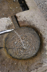 kleiner brunnen mit quellwasser