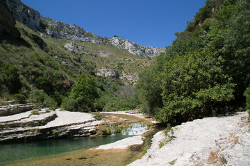 Fototapeta na wymiar Cascata e laghetto di Cassibile, riserva naturale orientata Cavagrande del Cassibile, Siracusa, Sicilia