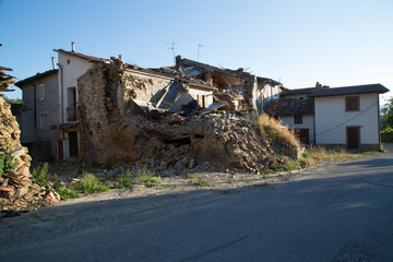 Fototapeta na wymiar Case distrutte, terremoto; Destroyed houses, earthquakes, Rieti, Italia