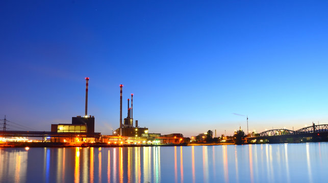 Voest Industrie Stahlindustrie in der blauen Stunde