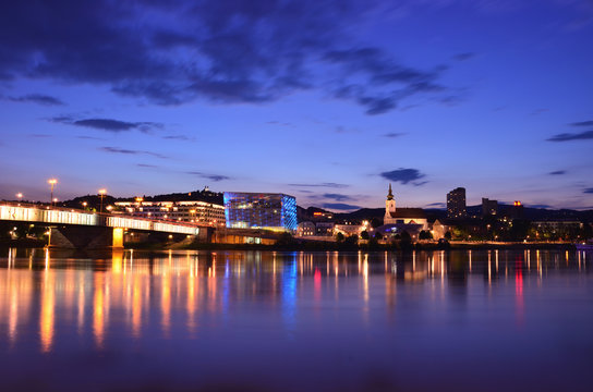 Nibelungenbr&uuml;cke in Linz zur blauen Stunde