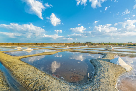 Nuages dans les oeillets salants