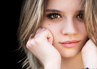 Obraz premium Portrait of girl with face in hands