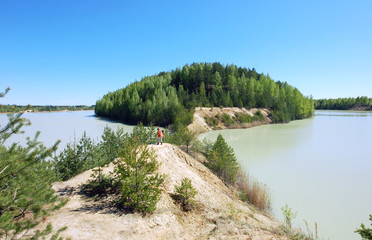 Песчаный карьер и художник