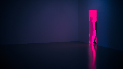 Homme qui marche dans un couloir rose