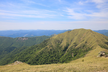 Fototapeta na wymiar 徳島県　剣山山頂から見た次郎笈