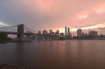 Fototapeta na wymiar Brooklyn Bridge bei Sonnenuntergang